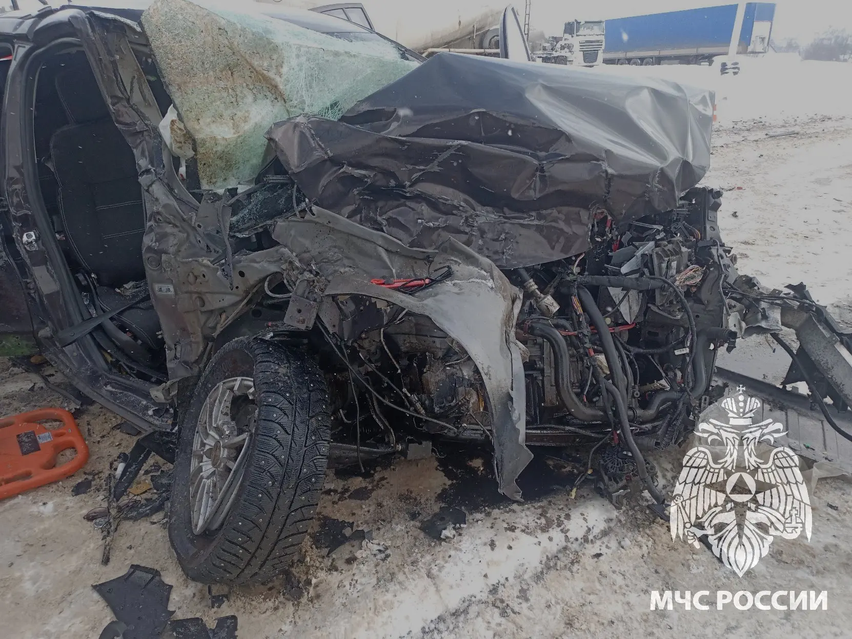 В Брянской области в ДТП искорежило автомобиль