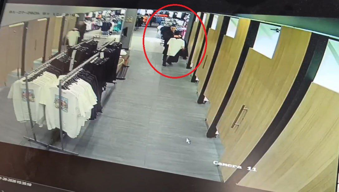 В Брянске вор зашел в примерочную с охапкой одежды, а вышел без нее