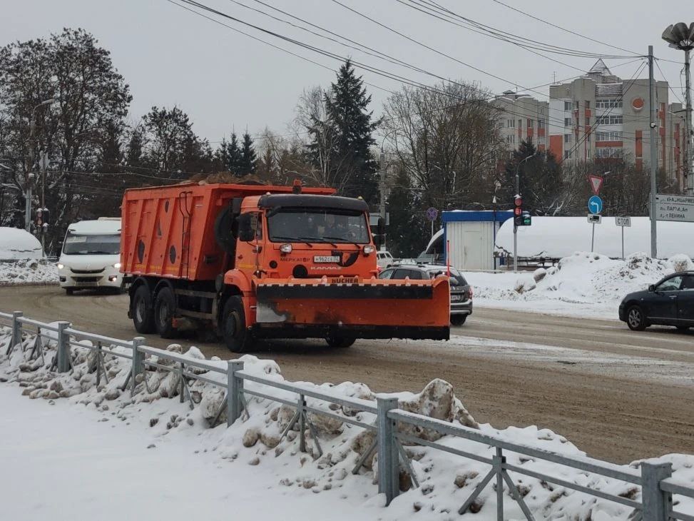 В выходные дни на дорогах Брянска  ежедневно работало по 35 единиц спецтехники