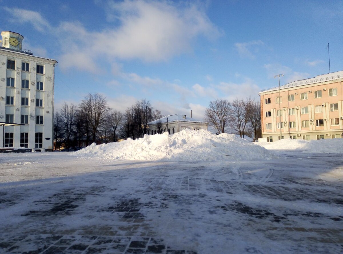 Сегодня в Новозыбкове демонтировали главную новогоднюю ель