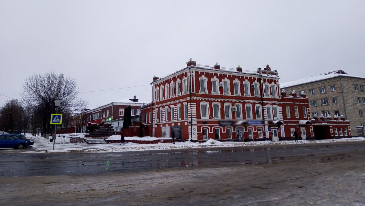 Вчерашние оттепель и дождь начали обнажать асфальт от ледяных корок в Новозыбкове 