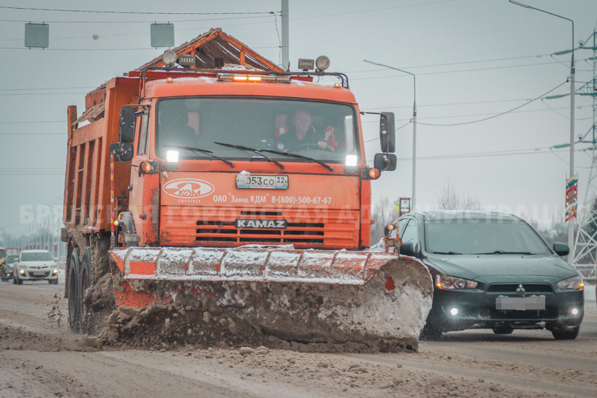 Сегодня в Брянске последствия снегопада устраняют более 60 машин спецтехники
