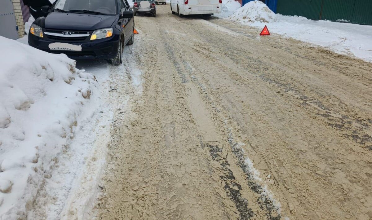 Утром на скользкой и узкой дороге в Новозыбкове Брянской области едва не столкнулись два автобуса