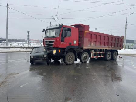 Грузовик подмял малолитражку в Брянске