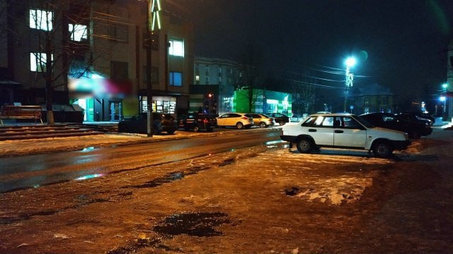 В Новозыбкове Брянской области хулиган разбил зеркала припаркованного автомобиля