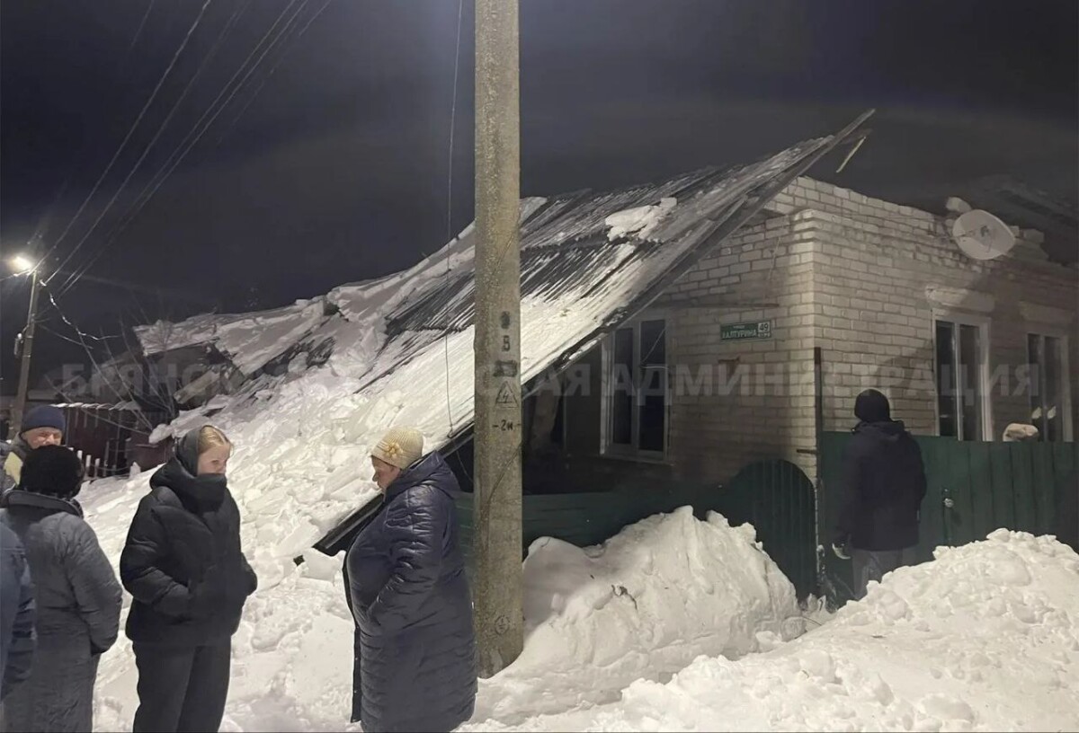 В брянских Чайковичах снегом смяло крышу дома, люди выжили