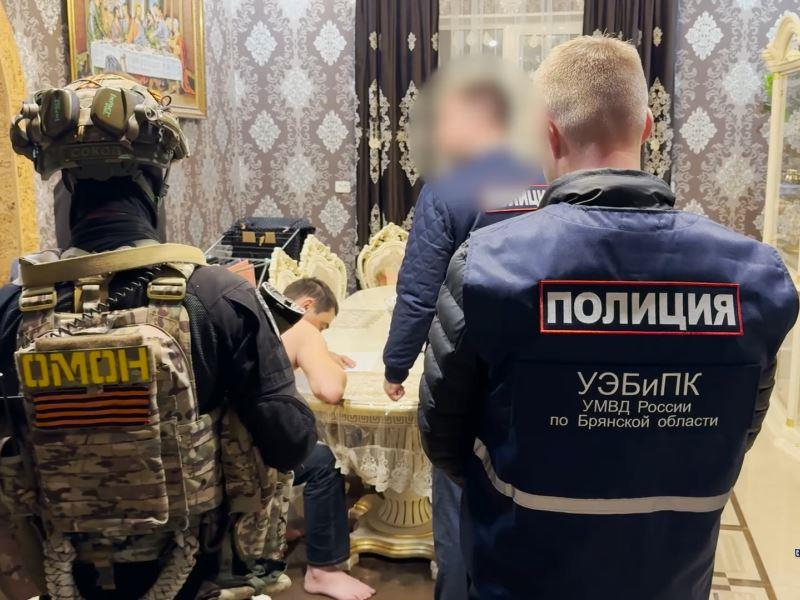 Восемь жителей Брянской области два года воровали бюджетные деньги