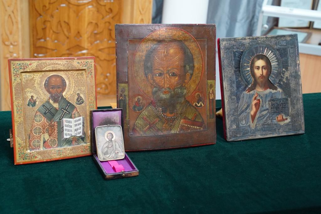 Брянская таможня передала Минкультуры старинные деревянные иконы с ликами святых