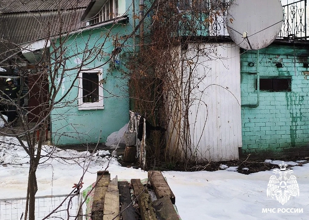 В Клинцах потушен пожар в доме, пострадала женщина