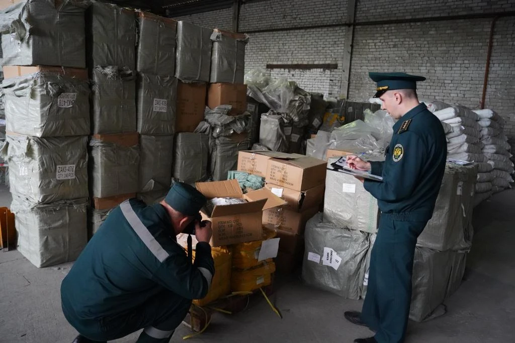 Брянские таможенники передали военным тонны посуды и хозтоваров  