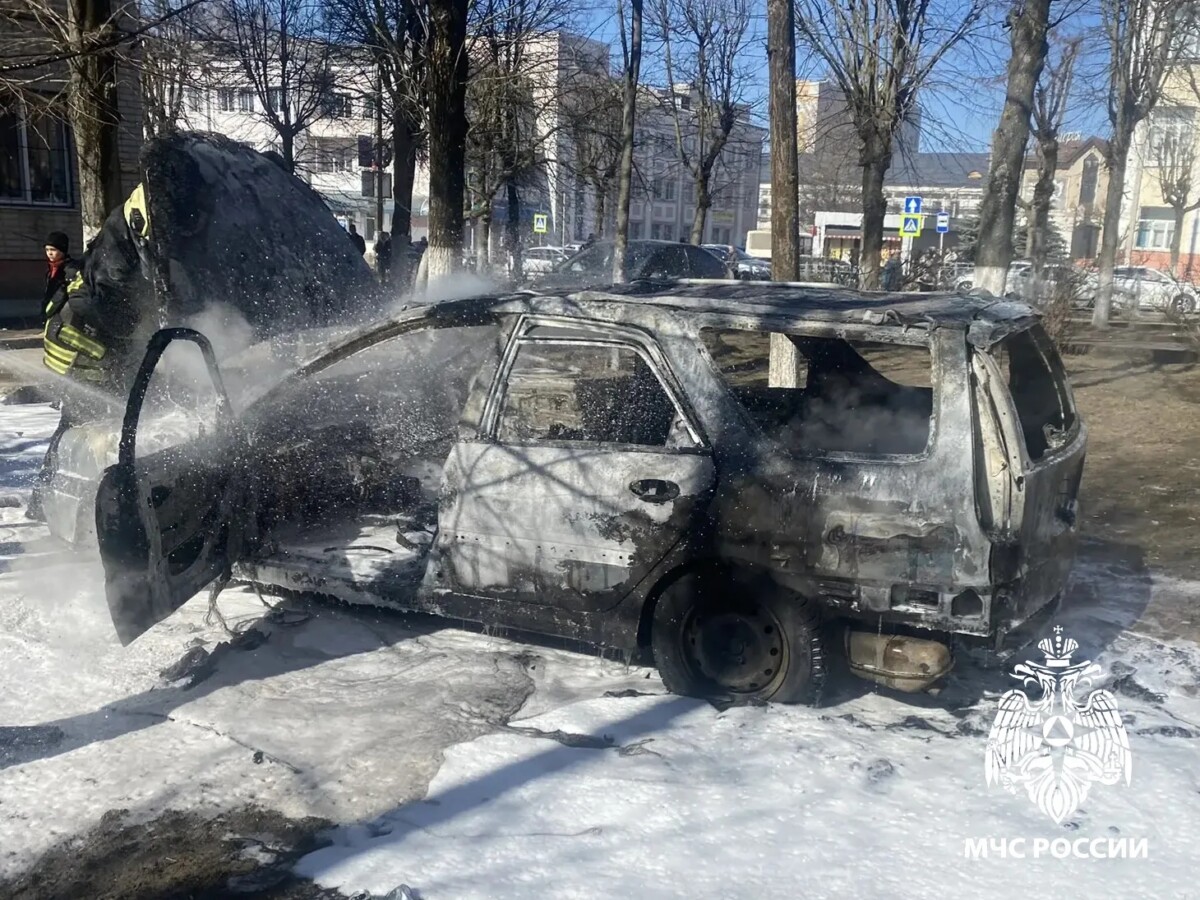 Машина сгорела в центре Клинцов