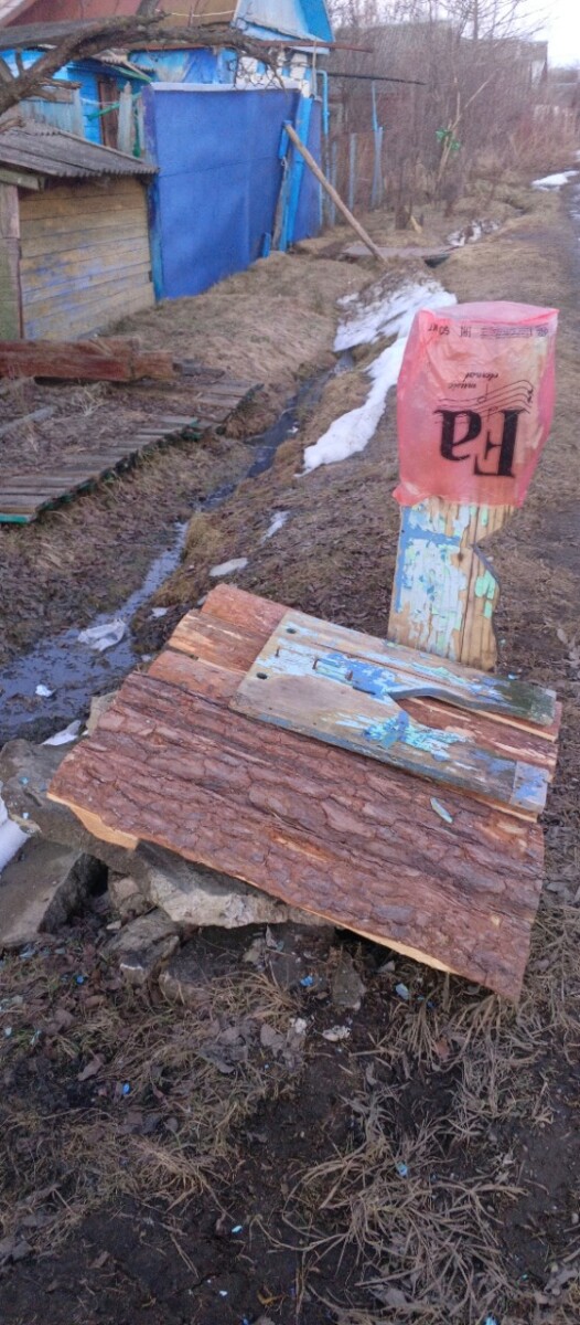 В Новозыбкове на улице люк прикрыли деревянными палками с гвоздями наружу