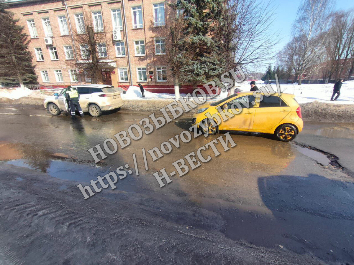 Дорожная авария у здания полиции в Новозыбкове