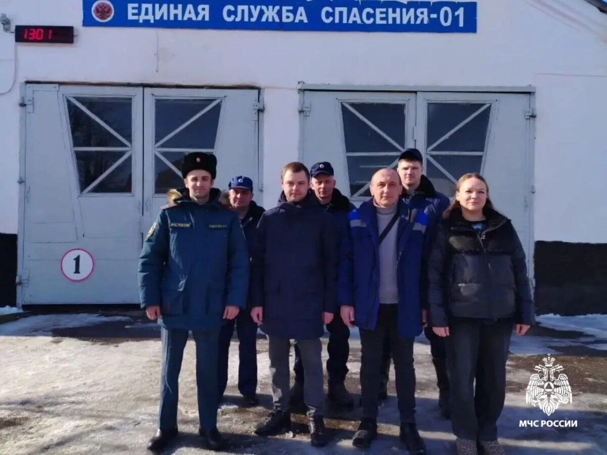 Сотрудники МЧС в Брянской области два километра несли из зимнего леса беспомощного человека и спасли