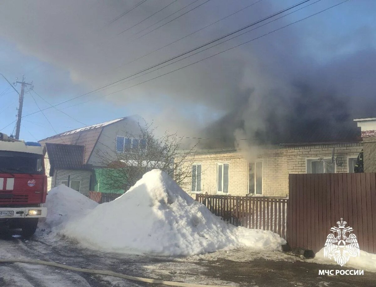 Утром в Брянске горел двухквартирный дом