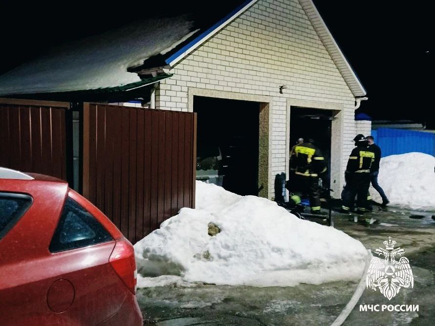 В Брянске в гараже сгорели два автомобиля