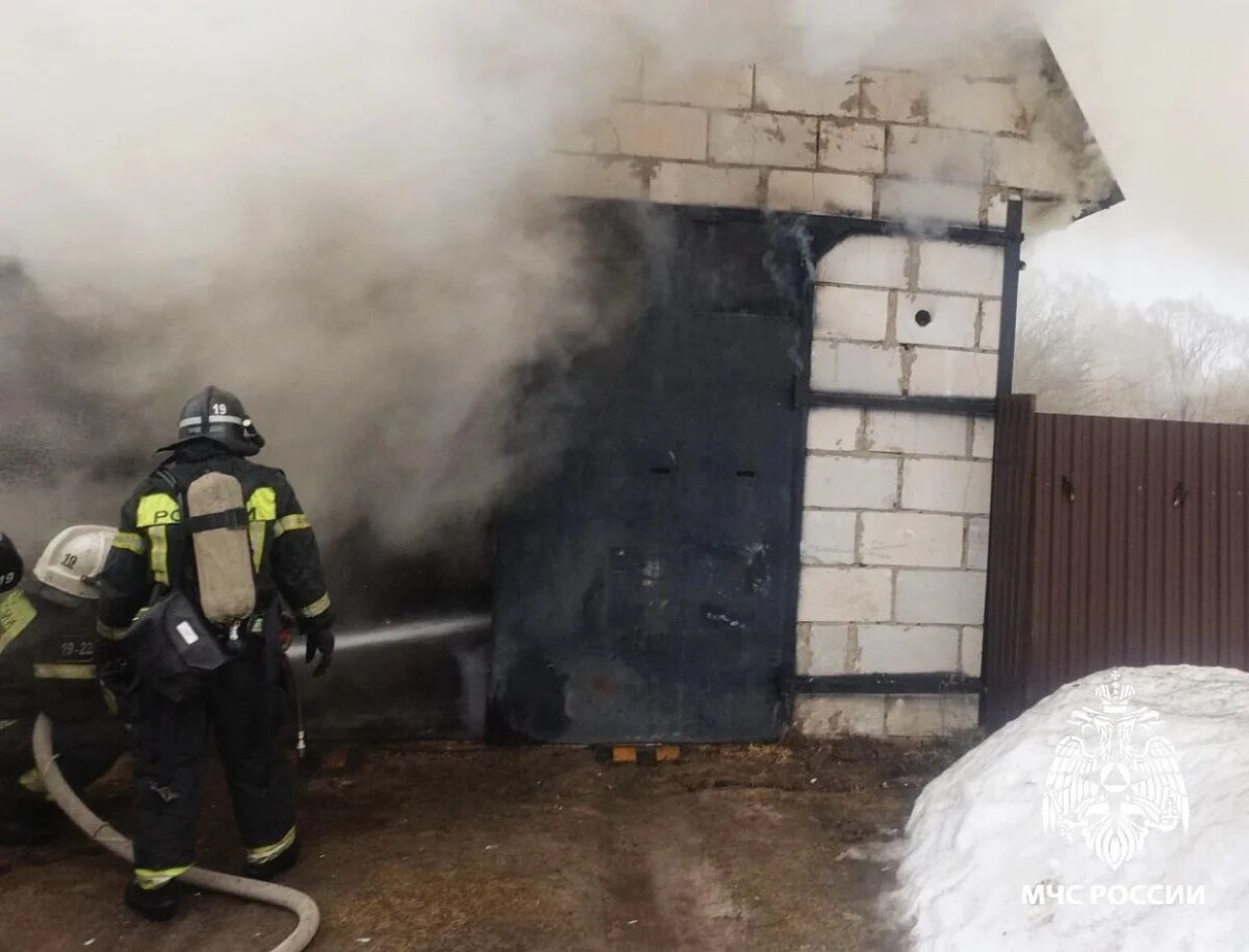 В Дятьково сгорел гараж и два автомобиля