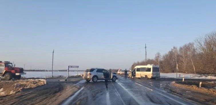 Водитель автобуса и пассажир травмированы в ДТП на брянской трассе 