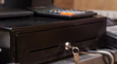 Продавец в Брянске внедрила простую схему воровства наличных из кассы