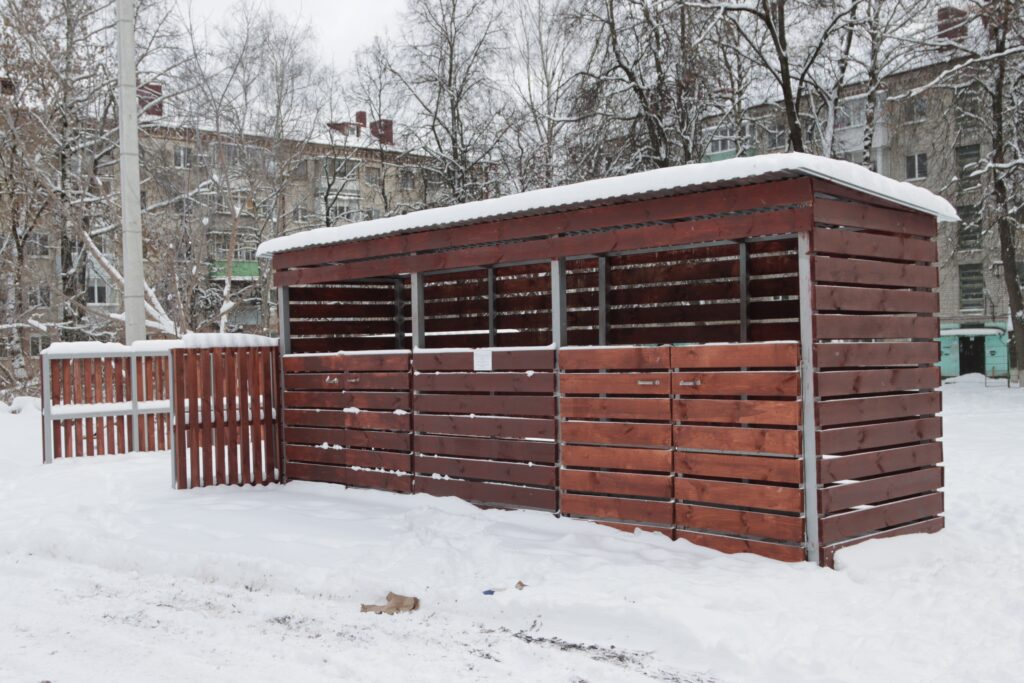 В Брянске профнастил у точек сбора ТКО заменят деревом