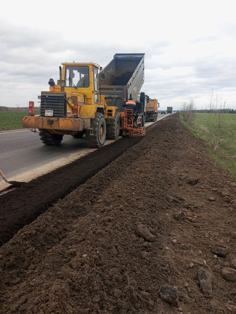 На дороге в Выгоничском районе обочины укрепляют асфальтогранулятом