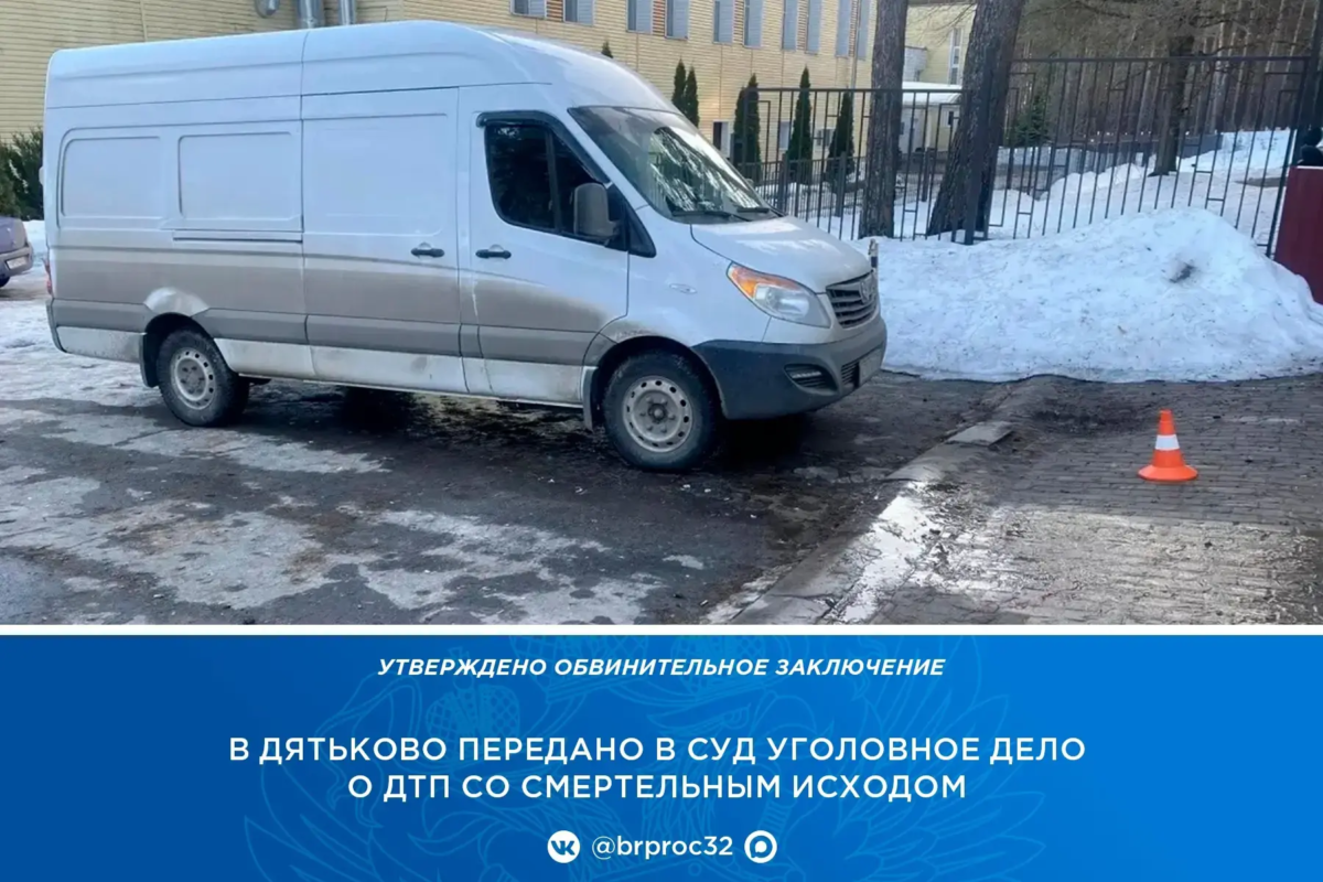 При движении задним ходом водитель в Фокино раздавил человека