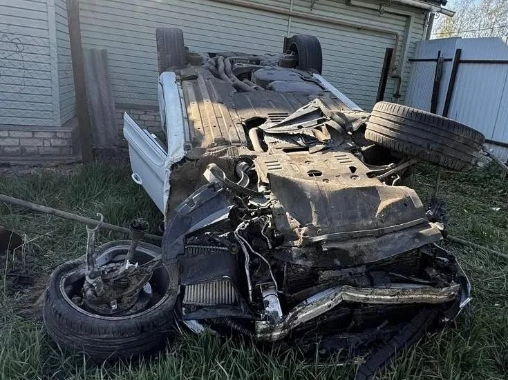 Водитель влетевшего на чужой двор автомобиля в Новозыбкове бросил пассажирку и сбежал