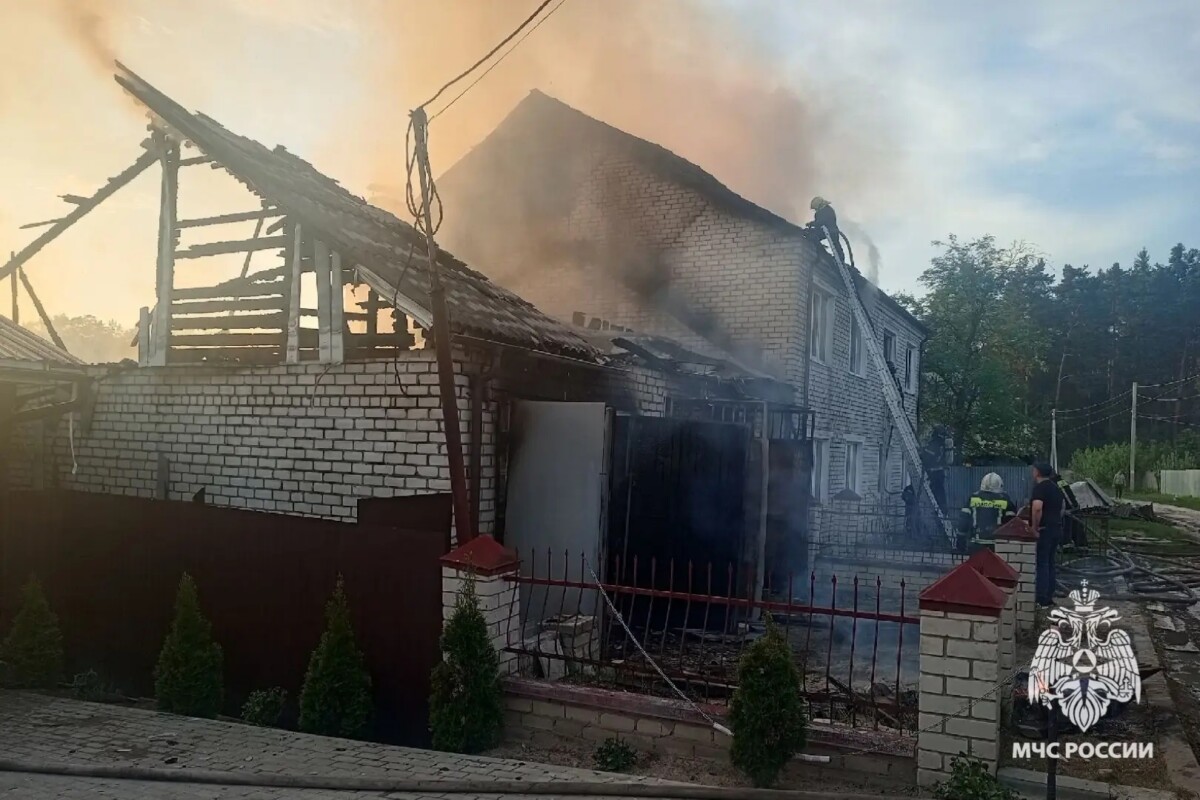 В Дятьково сгорела кровля дома, гаражи и два автомобиля