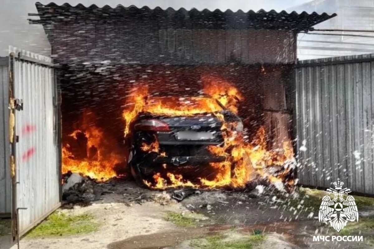 Два автомобиля сгорели в Почепском районе