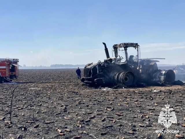 Трактор загорелся в поле в Комаричском районе