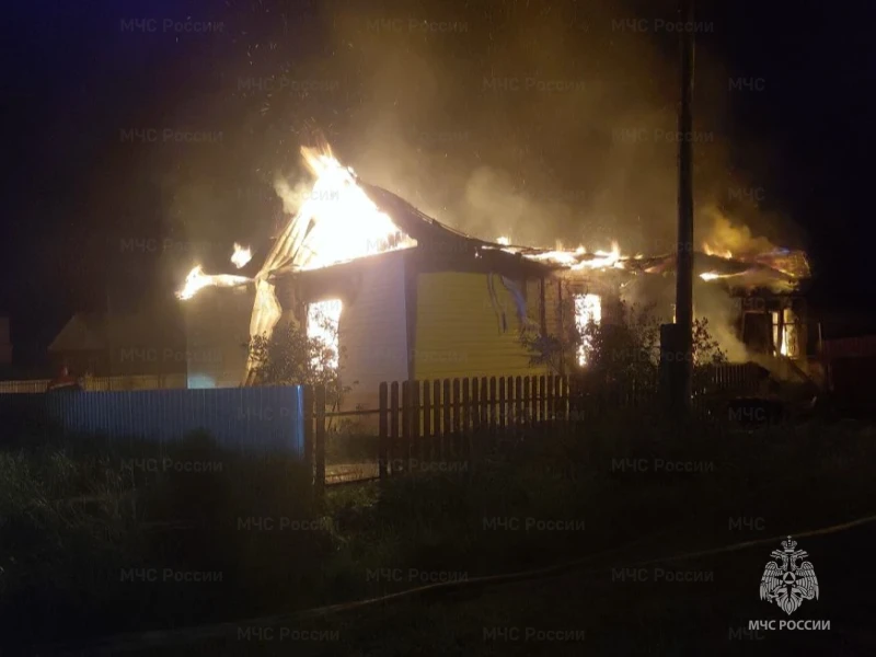 В Брянской области за сутки сгорели два дома, один поврежден, погиб мужчина, женщина сильно обгорела
