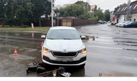 Невнимательная водитель сбила электровелосипед в Брянске