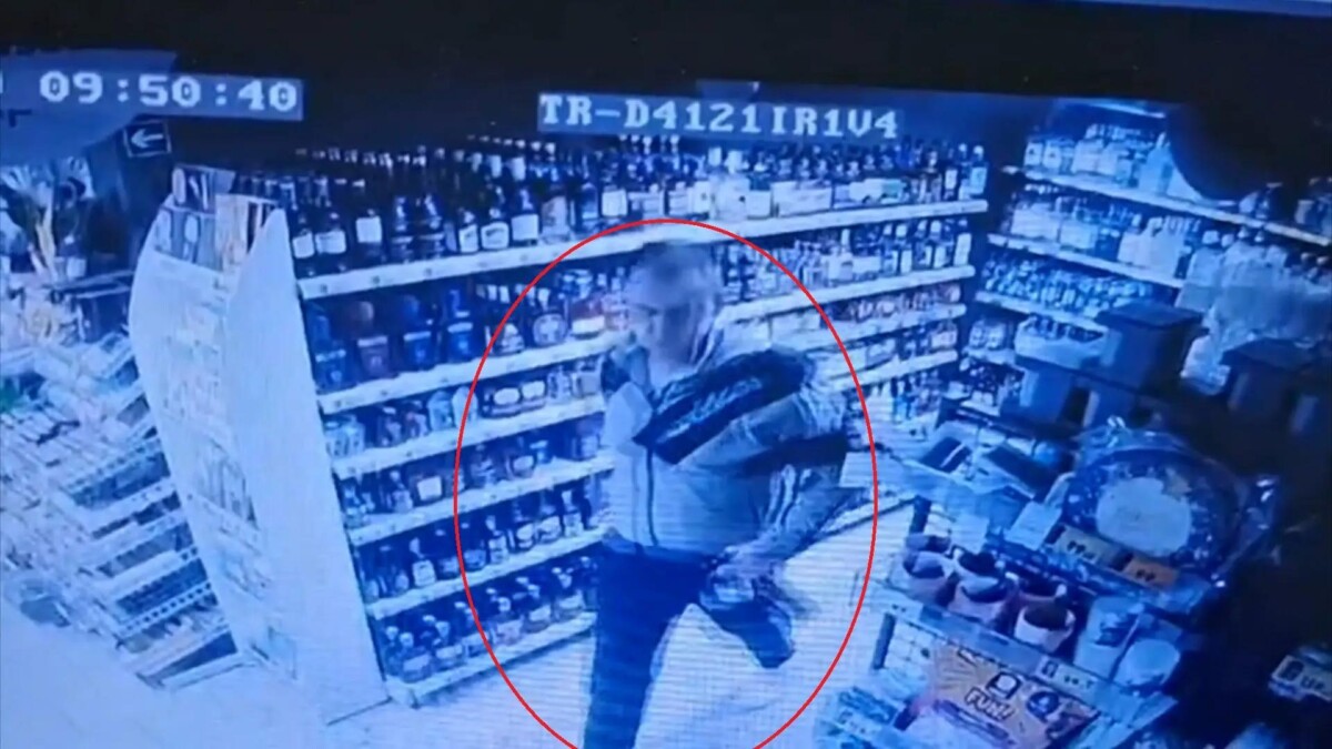 Ловкача в Брянске задержали после 72 украденных бутылок спиртного