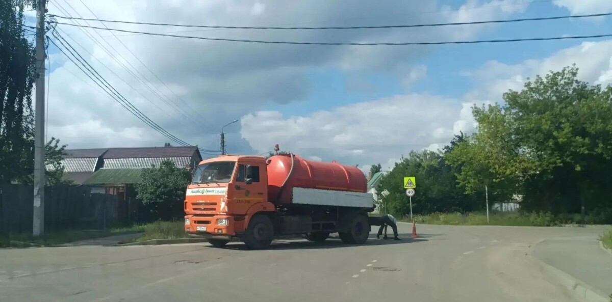 Бочку фекалий слили в канализацию посреди улицы в Брянске