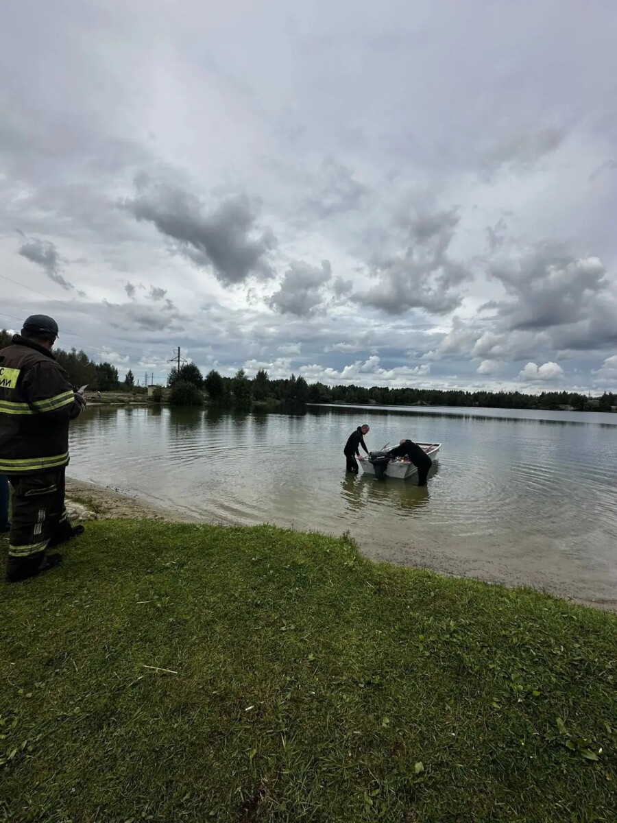 Водолазы продолжают поиски утонувшего в озере в Брянске