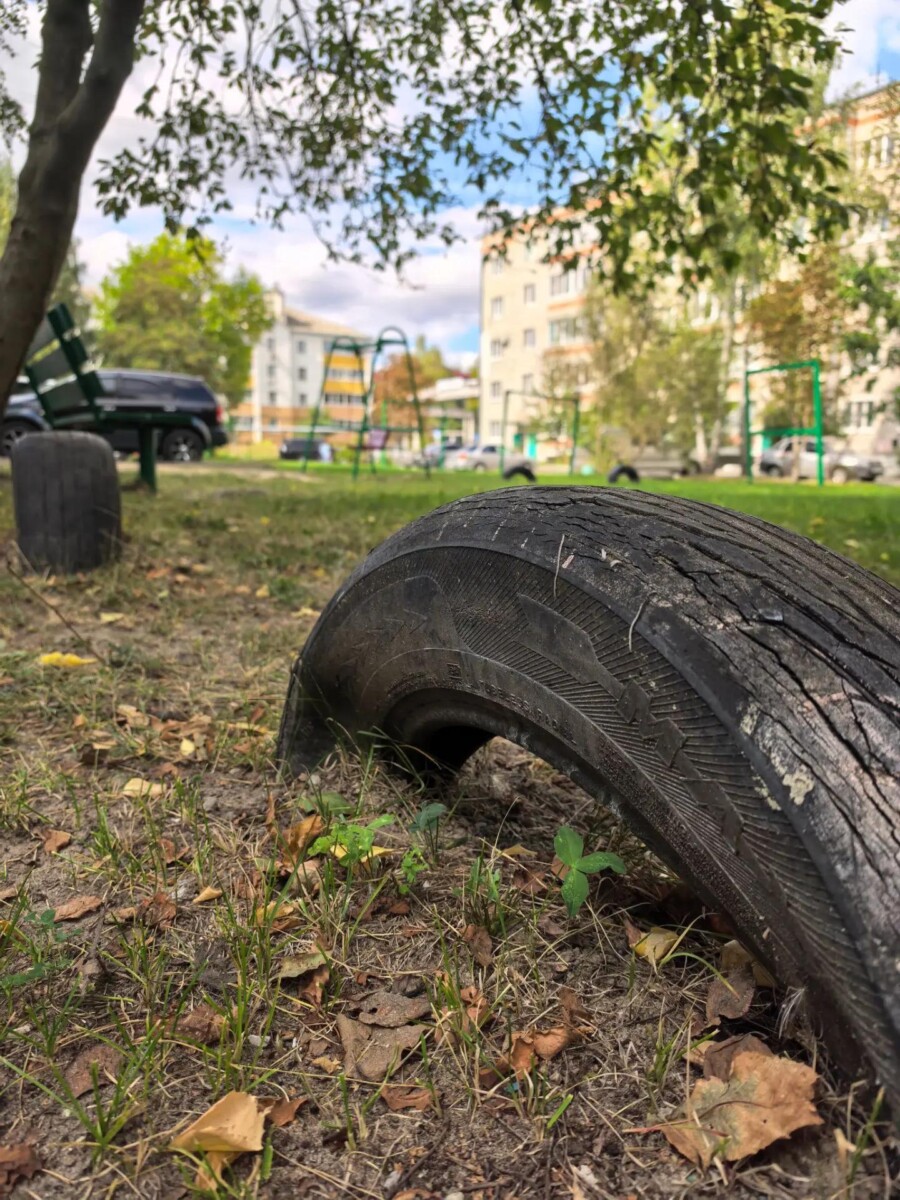 В Брянске суд обязал администрацию убрать вкопанные во дворах шины