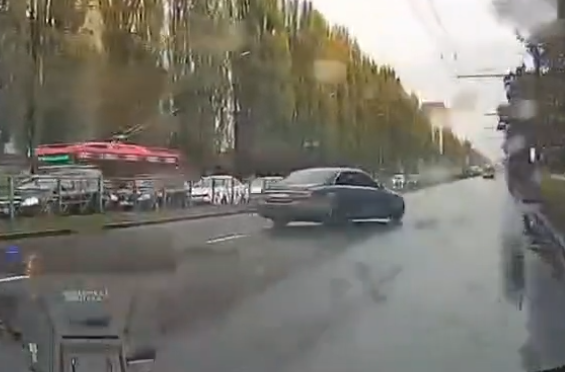 Лихача в Брянске развернуло на дороге 